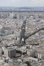 Ein Geheimtipp in Paris ist die über 200m hohe Aussichtsplattform des Tour Montparnasse am gleichnamigen pariser Bahnhof. Von hier Oben hat man einen einzigartigen Blick auf alle Pariser Wahrzeichen. Mitten durch das Häusermeer verläuft die Hochbahntrasse der Linie M6 der pariser Metro. Vorne ist die Station Sevres-Lecourbe zu sehen. Es folgen die Stationen Cambronne und La Motte-Picquet-Grenelle und ganz hinten befindet sich die Station Dupleix. Aufnahmedatum: 10.08.2016