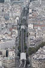 Blick von der Aussichtsplattform des Tour Montparnasse auf die Hochbahnstrecke der Linie M6 der pariser Metro mit den Stationen Sevres-Lecourbe, Cambronne, La Motte-Picquet-Grenelle und Dupleix. Aufnahmedatum: 10.08.2016  