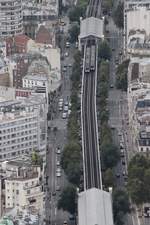 Am 10.08.2016 begegnen sich zwei Züge der Linie M6 der pariser Metro bei der Station Cambronne. Der rechte Zug ist auf dem Weg in Richtung Charles de Gaulle Etoile und der linke Zug fährt in Richtung Nation. 