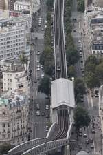 Am 10.08.2017 erreicht ein Zug der Linie M6 der pariser Metro die Station Sevres-Lecourbe.