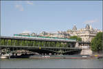 Aufgeständert auf der Seine-Brücke -    Metrozug der Pariser Linie 6 auf der Pont de Bir-Hakeim.