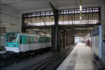 Die Metro im Gare d'Austerlitz -     Der östliche Teil der Metrostation liegt im Bahnhofsgebäude (vorne) während der größere Teil der Station als Stahlfachwerkbrücke quer