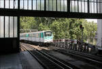 Die Metro im Gare d'Austerlitz -     Blick auf die östliche Ausfahrt der Metrolinie 5 aus der Station Gare d'Austerlitz.