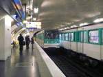 Eine Pariser Metro der Linie 2 nach Porte Dauphine fhrt am 22.2.2008 in die Station Anvers (Sacre Coeur) ein.