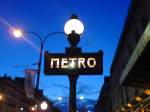Das Metroschild der Haltestelle Grandes Boulevards am Abend. 