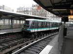 Eine Metro des Typs MP89 fhrt auf der Linie 1 in die Station Bastille ein. (13.2.09)