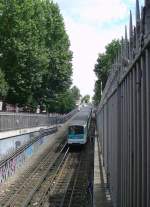 Nach der Station Anvers im Norden von Paris kommt die Metro der Linie 2 aus dem Tunnel ans Tageslicht und erreicht gleich den Umsteigebahnhof Barbs-Rochechouart weiter stlich. 13.7.2009
