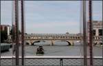 Doppelstöckige Brücke über die Seine -     Die Metro fährt auf der oberen Ebene über die Pont de Bercy.