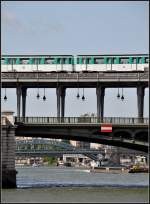 Hängelampen -     Doppelstöckige Brücke  Pont der Bir-Hakeim  über die Seine mit Metrozug der Linie 6.