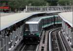 Nach oben offen -     Die Metrostation Bastille ist nach oben offen da die Metrolinie 1 hier den Canal Saint-Martin überquert.