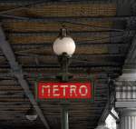 Pariser Metro-Linie 2: Eingangsschild zu den unterirdischen Linien 5 und 7 an der oberirdischen Station  Stalingrad . 17.1.2014