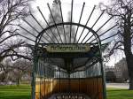 Der Eingang zur Pariser Metro-Station  Porte Dauphine , dem westlichen Endpunkt der Linie 2. Es ist das einzige Bauwerk des Architekten Hector Guimard, das heute noch unverändert am originalen Standpunkt existiert. 17.1.2014 