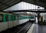 Zwei Züge der mittlerweile 40 Jahre alten Baureihe MP 73 in der Pariser Metrostation  Quai de la Gare  - Linie 6.  15.1.2014