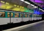 Die weißen Kachelwände vieler Paris Metrostationen eignen sich hervorragend für Lichtspiele aller Art.