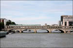 Pont de Bercy MIT Metrozug -    Ein Zug der Pariser Linie 6 auf der Hochbahntrasse der Pont de Bercy.