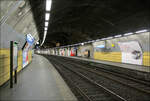 RER-Station Boulainvilliers in Paris -    Blick vom tunnelartigen Querschnitt des nördlichen Bahnsteigbereichs in die interessante Station der RER-Line C.