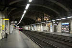 RER-Station Boulainvilliers in Paris -

Blick in den zur U-Station gewordenen Bahnhof der RER-Linie C, der 1988 wiedereröffnet wurde nach dem er mehre Jahrzente außer Betrieb war.

22.07.2012 (M)
