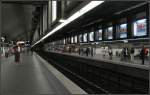 Geprägt durch die Reklame -     In der RER-Station  Charles-de-Gaulle-Étoile  hängen über den Bahnsteigkanten beleuchtete Werbevitrinen, die den Charakter der Station hier