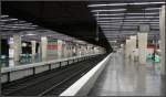Bahnsteigebene -     Auch die Bahnsteigebene der RER-Station  La Défense  ist recht großzügig mit vier gleisen ausgefallen.