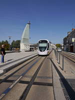 Tram IRIGO-1006 unterwegs an der Haltestelle Saint-Gilles in der Avenue Pierre Mendès-France in Avrillé vor den Toren von Angers.