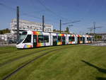 Tram IRIGO-1015 ist auf perfektem Rasengleis an der Station CHU-Hôpital an der Universitätsklinik unterwegs Richtung Innenstadt.