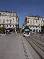 Tram IRIGO-1001 unterwegs am zentralen Platz in der Innenstadt von Angers.