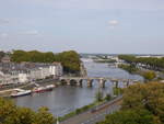 Blick Château in Angers  über die Maine, welche Angers durchfließt und wenige Kilometer weiter in die Loire münden wird. Wir sehen hier fünf Mainebrücken. Die elegante, für die Straßenbahn neuerbaute, Pont-Confluences mit dem Stahlbogen wird soeben von einer IRIGO-Tram überquert. Die Brücke wurde 2010 als achte Mainebrücke in Angers eröffnet.
2014-09-16 Angers Pont-Confluences