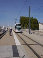 Tram IRIGO-1010 hat auf der Brücke Pont-Confluences die Maine überquert und fährt zur Station Berges-de-Maine. 
Die Brücke wurde 2010 als achte Mainebrücke in Angers für die Straßenbahn eröffnet. 2014-09-16 Angers Pont-Confluences