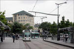 Unter dem Schwung des Oberleitungs-Auslegers - 

... Fährt eine Citadis Tram auf der Pariser Linie 3a im Bogen in die Haltestelle Stade Charléty ein.

20.07.2012 (M)