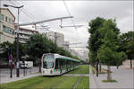 Die Pariser Tramlinie 3 - 

... besteht aus den Teilen 3a und 3b. Die 7,9 km lange Linie 3a von Pont du Garigliano nach Porte d'Ivry wurde 2006 eröffnet. Die 18,8 km lange Linie 3b Porte d'Ivry bis Porte d'Asnières wurde in zwei Abschnitten 2015 und 2018 eröffnet. Diese Linien umgeben das eigentliche Stadtgebiet von Paris im Dreiviertel-Ring. Außerdem sind es die einzigen Straßenbahnstrecken die innerhalb des Stadtgebiets von Paris liegen. In den umliegenden Kommunen gibt zahlreiche weitere neu angelegte Tramlinien.
Hier eine Citadis-Tram auf der Linie 3a in südlicher Seitenlage zum Boulevard Kellermann kurz vor der Haltestelle Stade Charléty.

20.07.2012 (M)