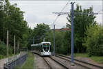 Auf einer ehemaligen Eisenbahntrasse - 

... verkehren die Citadis-Trams in diesem Abschnitt auf der Linie T2 in der Île-de-France. Hier erreicht ein in Richtung Süden verkehrender Straßenbahnzug gleich die Haltestelle 'Saint-Gloud Les Coteaux.'

Der Abschnitt auf der früheren Bahntrasse von La Défense bis Issy Val des Seine ging 1997 mit 13 Haltestellen in Betrieb. Auf neuer Straßenbahntrasse wurde dann 2009 die Linie bis Porte de Versailles um 4 Haltestellen verlängert. Ende 2021 wurde dann die neugebaute Strecke mit weiteren sieben Haltestellen nach Norden von La Défense bis Pont de Bezons in Betrieb.

20.07.2012