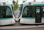 Gekuppelt - 

Zwei gekuppelte Citadis 302-Trams in der Endhaltestelle 'Porte de Versailles' der T2 in Paris.

20.07.2012 (M)