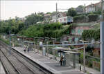 Oberhalb der Haltestelle Belvédere - 

... der Straßenbahnlinie T2 in Suresnes verläuft die Eisenbahnstrecke Gare Saint-Lazare - La Défense - Versailles Rive Gauche bzw. St.Nom-la-Bretèche / Forêt de Marly, Linie L der Transilien (Vorortbahn Paris). Eine Durchbindung dieser Strecke mit der RER E ist nicht mehr aktuell. 

21.07.2012 (M)