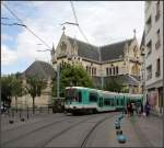 In der Fußgängerzone von Saint-Denis -     Eine TFS-Tram passiert die Jules Vallès Kirche.