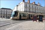 Ein Wagen der Linie 2 am Place Sainte-Croix - zu beachten ist dieser oberleitungsfreie Abschnitt der Tram.