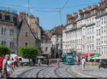 Tramway de Besançon: CAF Urbos 804 schlängelt sich am 16. Juni 2017 am Place de la Révolution durch die Innenstadt.