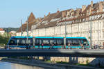 Le Tramway de Besançon - Wagen 803 auf der Pont Battant zwischen den Haltestellen Révolution und Battant in Fahrtrichtung Hauts Du Chazal (Süden).