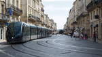 Kurz ausholen muss die Linie B der Tram Bordeaux auf der  Cours de l'Intendance  auf dem Weg nach  France Alouette .

Bordeaux, der 21.8.2019