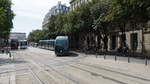 Am wichtigen  Place de Quinconces  kreuzen sich die Linien B und C der Tram Bordeaux.
Hier sieht man derer Kreuzung und die Konstruktion der im Boden eingelassenen Stromschienen sowie eine Tram der Linie B auf dem Weg nach  Berges de la Garonne .

Bordeaux, der 21.08.2019