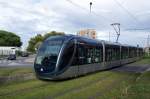 Frankreich / Straßenbahn Bordeaux: Alstom Citadis 402 der TBC Bordeaux, Wagen 2218, aufgenommen im September 2015 an der Haltestelle  Arts & Métiers  in Bordeaux.