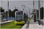 In den Aussenbezirken fhrt die Tramway de Brest meistens auf eigenem Rasengleis. Hier ist ein Alstom Citadis soeben in der Endstation Porte de la Plouzan angekommen. (18.09.2013)