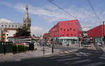 Tram Transpole 10 am Endpunkt der Ligne T von Lille nach Tourcoing der meterspurigen Tram Lille-Roubaix-Tourcoing.
Der 1994 von Breda gebaute Triebwagen des Typs VLC ist hier in der 2014 aktuellen Transpole-Lackierung zu sehen.
Die meterspurige Überlandstraßenbahn von Lille nach Roubaix und Tourcoing, die nach ihrem Gründer Alfred Mongy auch als Mongy bekannt ist, wurde 1909 eröffnet.

2014-09-01 Tourcoing