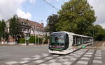 Tram 04 in Transpole-Lackierung unterwegs auf Ligne R (dem Streckenast nach Roubaix) der meterspurigen Tram Lille-Roubaix-Tourcoing. Der 1994 von Breda gebaute Triebwagen des Typs VLC ist hier in der 2014 aktuellen Transpole-Lackierung zu sehen. Die meterspurige Überlandstraßenbahn von Lille nach Roubaix und Tourcoing, die nach ihrem Gründer Alfred Mongy auch als Mongy bekannt ist, wurde 1909 eröffnet. 

2014-09-01 Roubaix Parc-Barbieux