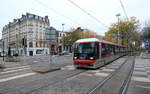 Tram 06 in der seit 2019 aktuellen Ilévia-Lackierung unterwegs auf der Ligne R der meterspurigen Tram Lille-Roubaix-Tourcoing nach Lille.