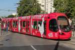 Eine rote Tam Transdev Bahn an der Haltestelle Georges Freche (Hotel de Ville) am 18.07.2016.