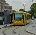 Sola Alstom Citadis 300 N 2025 erreicht am 19.06.10 die Haltestelle Gare Centrale in Mulhouse.