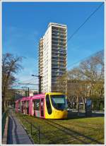 . Der Sola Alstom Citadis 302 N 2016 nhert sich am 10.12.2013 der Endhaltestelle Gare Centrale in Mulhouse vor der Kulisse der Bausnde dieser uerst sympathischen elsssischen Stadt. (Hans)

Im Stadtnetz kommen 27 Niederflurbahnen vom Typ Citadis 302 zum Einsatz. Die Zge sind 32,5 m lang, 2,65 m breit und 3,3 m hoch. Sie haben 64 Sitz- und 175 Stehpltze. Die zulssige Hchstgeschwindigkeit betrgt 70 km/h. Die Stromversorgung erfolgt ber eine mit 750 V betriebene Oberleitung. Fr das 2006 in Betrieb gegangene Grundnetz sind zunchst nur 15 Zge erforderlich; aus wirtschaftlichen Grnden erfolgte jedoch die Beschaffung aller fr das geplante Stadtnetz erforderlichen 27 Fahrzeuge. Zwei Zge der Straenbahn Mulhouse sind vorbergehend nach Buenos Aires ausgeliehen, ein weiterer war in Utrecht unterwegs, weitere fnf Fahrzeuge wurden nach Melbourne abgegeben.

Die Grundfarbe der Straenbahnen ist gelb, die einzelnen Fahrzeuge sind mit unterschiedlichen roten oder schwarzen geometrischen Motiven versehen. Die Bevlkerung konnte im September 2003 ber das Design mit abstimmen; die Frontpartie der Citadis-Zge unterscheidet sich von normalen Ausfhrung des Herstellers. Die Ansage der Haltestellen in den Fahrzeugen erfolgt abwechselnd durch eine Frauen- und Mnnerstimme und wird eingeleitet durch Motive, die der franzsische Komponist Pierre Henry beisteuerte.
