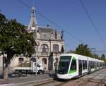 Vor der Kulissse der Mairie-de-Doulon fährt Tram TAN-390 (CAF Urbos3) als Ligne 1 nach Jamet.

2104-07-19 Nantes Mairie-de-Doulon 
