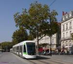 Am Rande der Alstadt ist hier Tram TAN-386 (Typ CAF Urbos3, Baujahr 2012) als Ligne 1 nach Ranzay unterwegs.