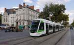 Am Rande der Alstadt ist hier Tram TAN-391(Typ CAF Urbos3, Baujahr 2012) als Ligne 1 nach Jamet unterwegs.
Diese Straßenbahn gehört zur dritten und derzeit neuesten Generation moderner Straßenbahnen in Nantes. 
Der Tramtyp Urbos3 stammt von der im spanischen Baskenland ansässigen Firma Construcciones y Auxiliar de Ferrocarriles (CAF).

2104-07-19 Nantes Bouffay-Cours-Franklin-Roosevelt
